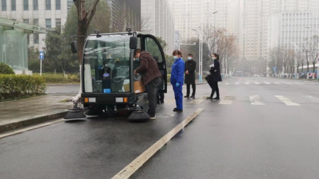   全封閉駕駛式掃地車TBS-2000服務(wù)孝感市民之家！